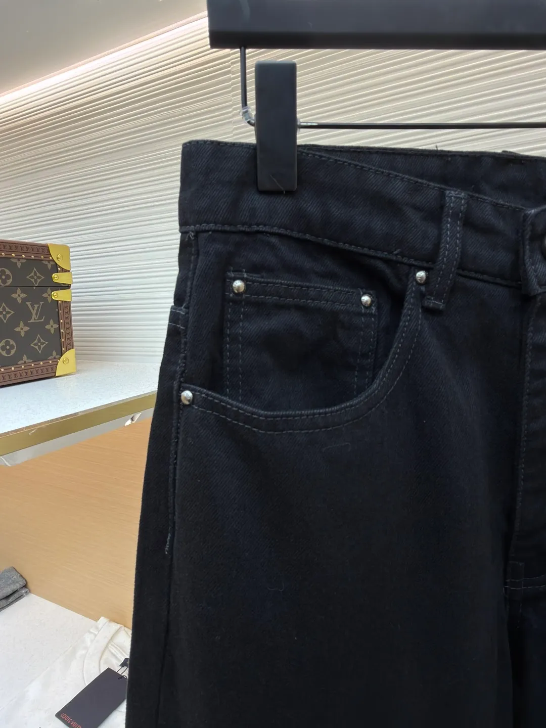 LOUIS VUITTON washed ripped jeans ●Authentic product: Purchased and developed by 18181 ●Item number: 1682310-B55 ●Material: pure cotton premium denim ●Technology: laser burning ●Version: fitted version ●Weight: about 960 grams ●Size: 30-32-34-36 ●Description: This destroyed detail is really cool. This washed denim truck elevates a classic silhouette with contrasting Monogram detailing front and rear, crafted with an edgy tear effect. This mid-season item is effortlessly layered and can be matched with other accessories to present a trendy style. The overall routing is straight and delicate, the fabric is comfortable and soft, and the color is consistent without any color difference. It can be matched with the same style to create a fashionable look, and can be used in various occasions. Customized accessories, complete with three standards, the same style for men and women!